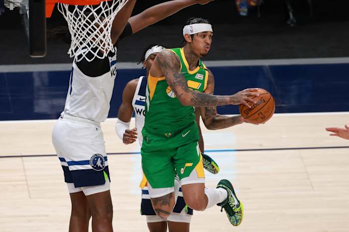 Jordan Clarkson (00) dishes a pass against the Minnesota Timberwolves